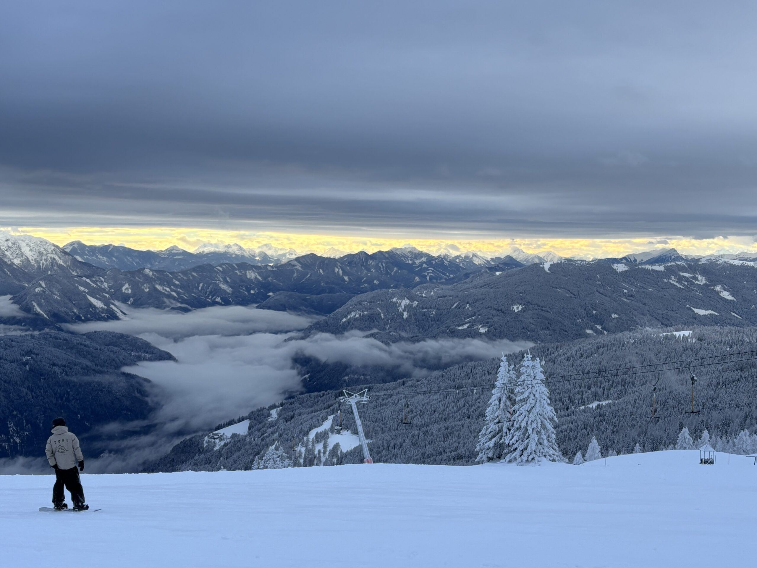 Lyžovanie na Gerlitzen Alpe – panoramatický výhľad na zasnežené Korutánsko z vrcholu 1911 m