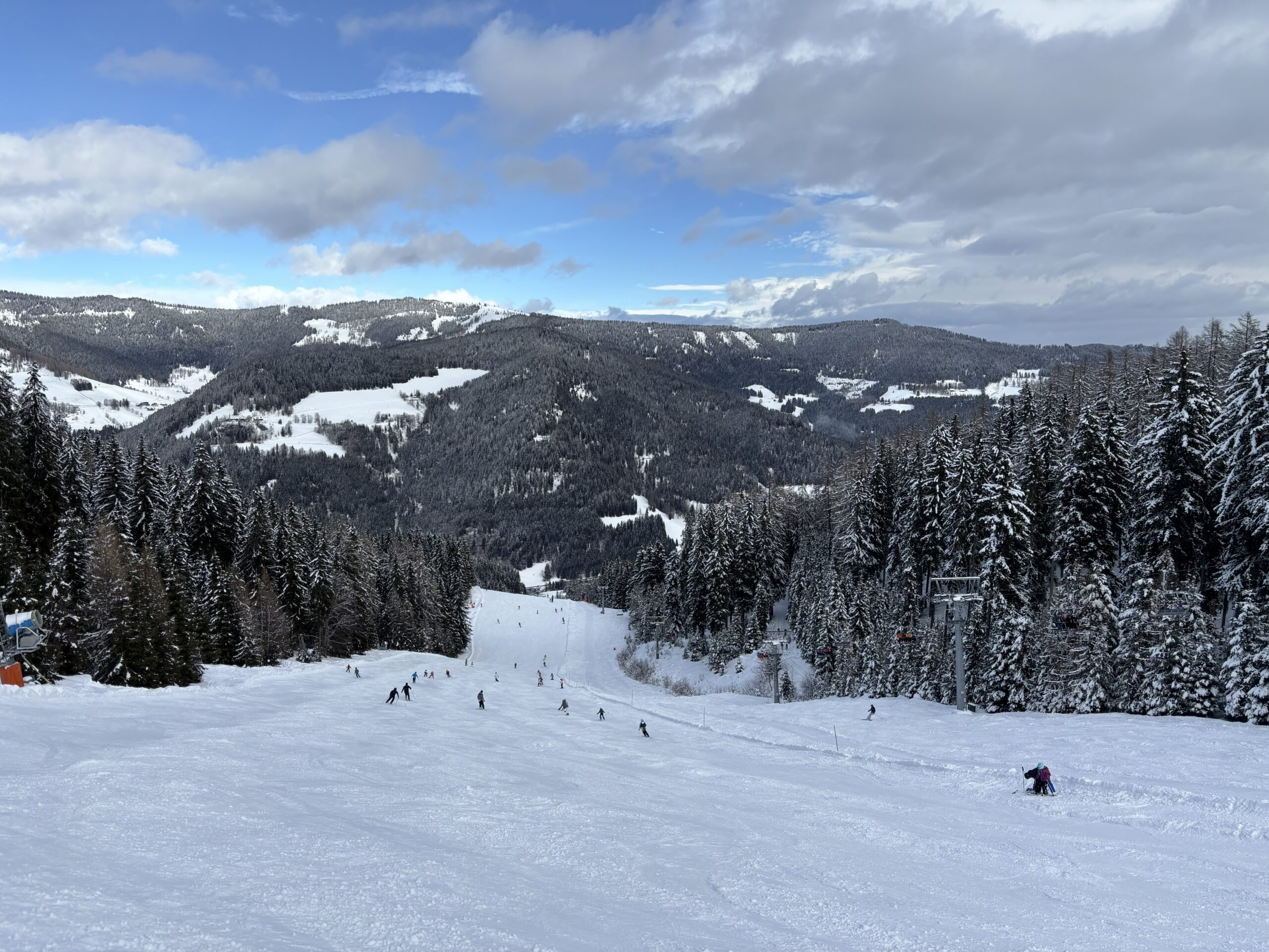Lyžovanie na Gerlitzen Alpe – široká zjazdovka obklopená zasneženým lesom a panorámou Korutánska
