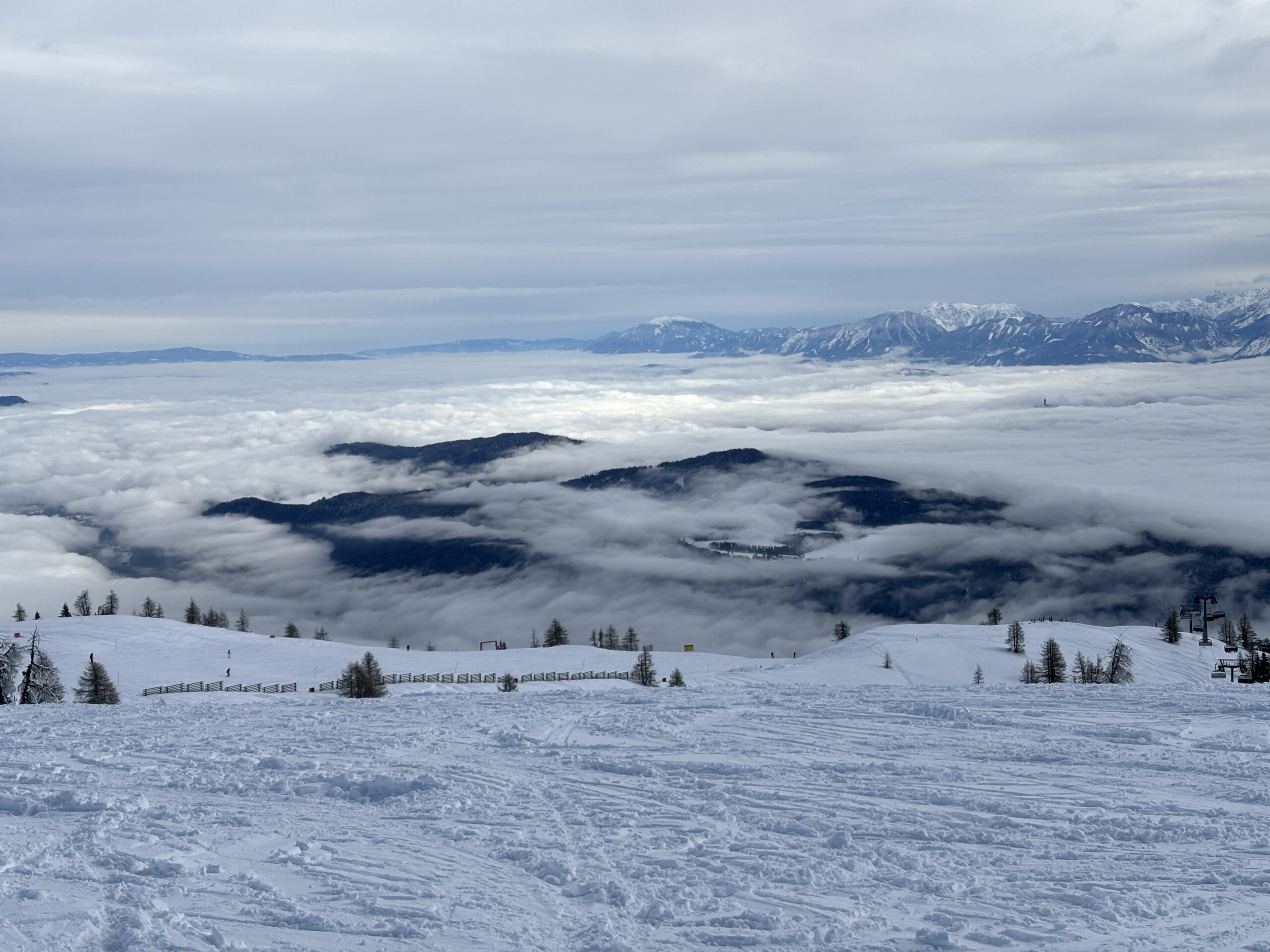 Lyžovanie na Gerlitzen Alpe – zimná panoráma nad oblačnosťou s výhľadom na korutánske Alpy