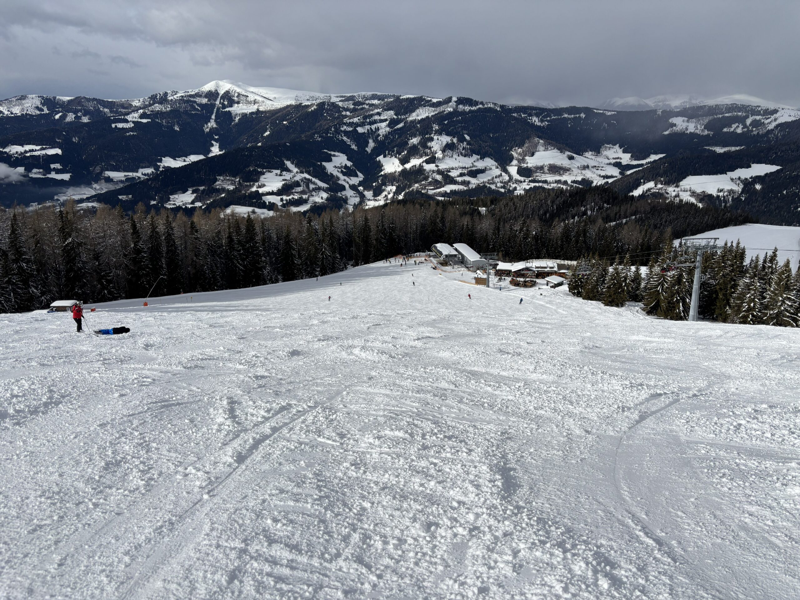Široká zjazdovka na Gerlitzen Alpe so zimným panoramatickým výhľadom